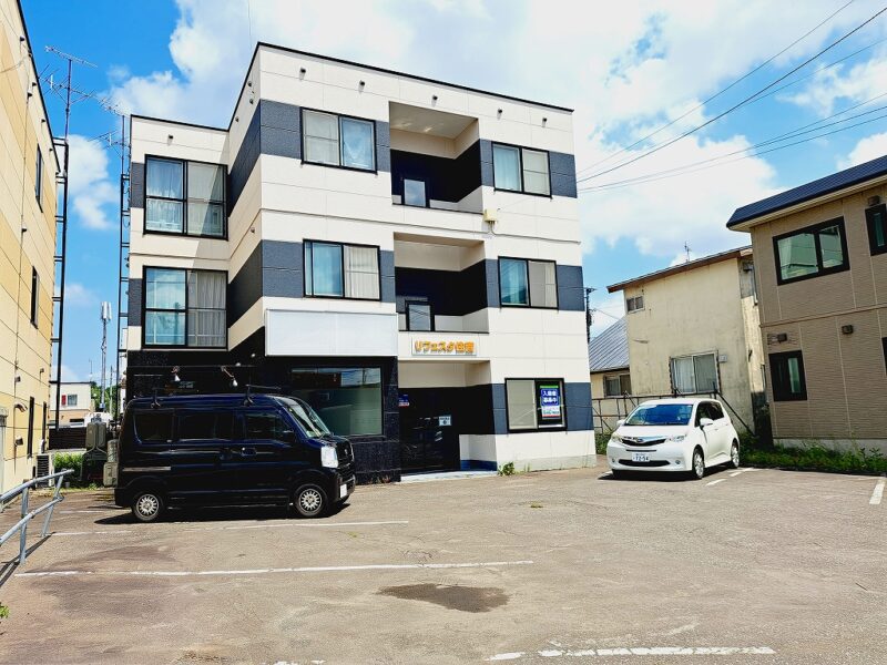 バスの便良好♬中心部へも通勤しやすい立地( ^o^)ノ集合玄関で冬期間も安心です◎ 1枚目画像