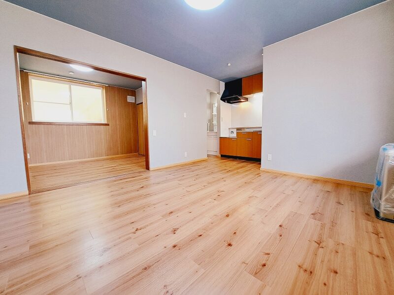 【リフォーム完了しました(^O^)クロス・フロアタイル貼り替え済み】キッチン入れ替え・浴室綺麗に塗装済み1LDK♪♪ 4枚目画像