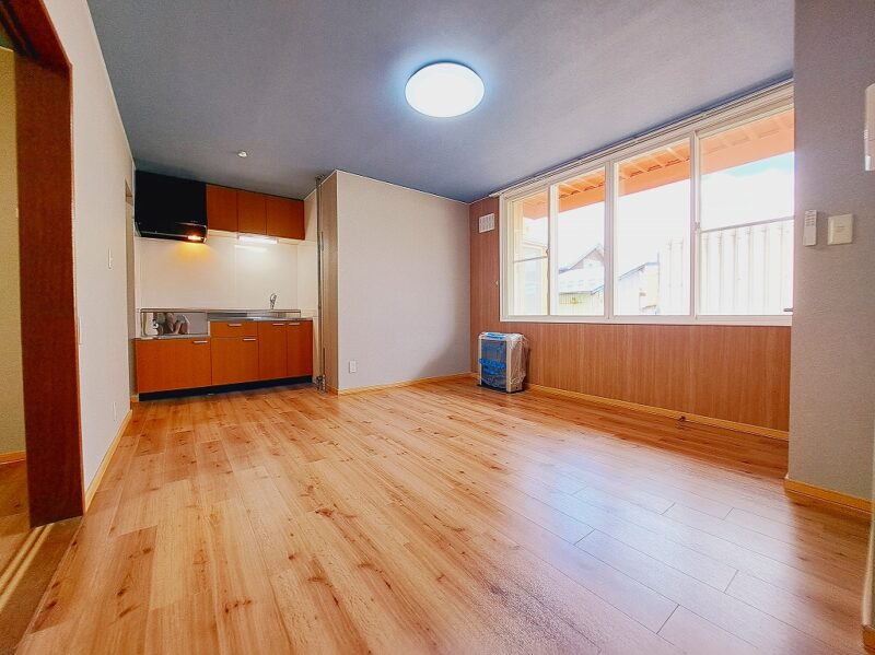 【リフォーム完了しました(^O^)クロス・フロアタイル貼り替え済み】キッチン入れ替え・浴室綺麗に塗装済み1LDK♪♪ 3枚目画像