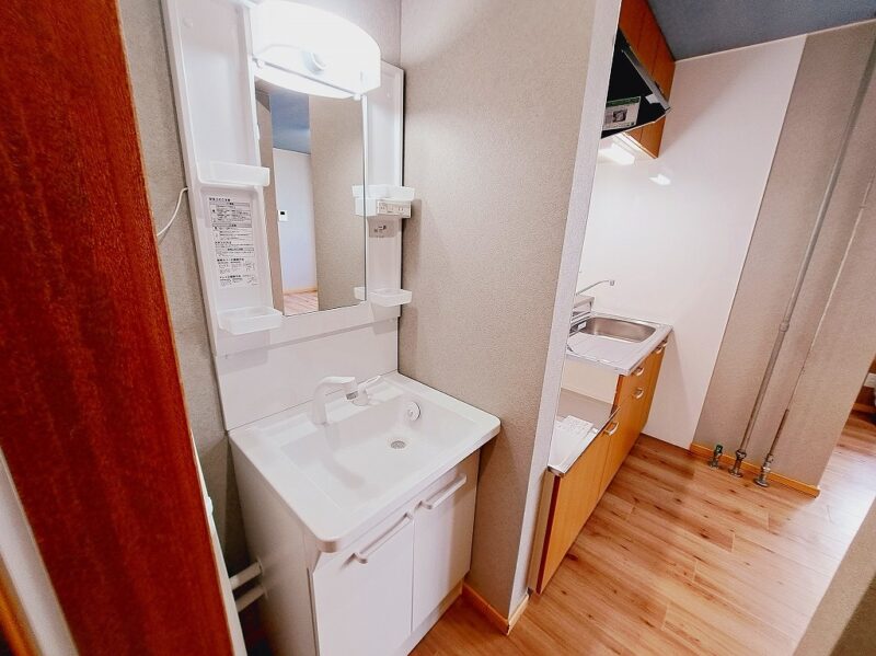 【リフォーム完了しました(^O^)クロス・フロアタイル貼り替え済み】キッチン入れ替え・浴室綺麗に塗装済み1LDK♪♪ 9枚目画像