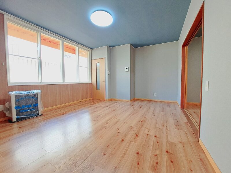 【リフォーム完了しました(^O^)クロス・フロアタイル貼り替え済み】キッチン入れ替え・浴室綺麗に塗装済み1LDK♪♪ 12枚目画像